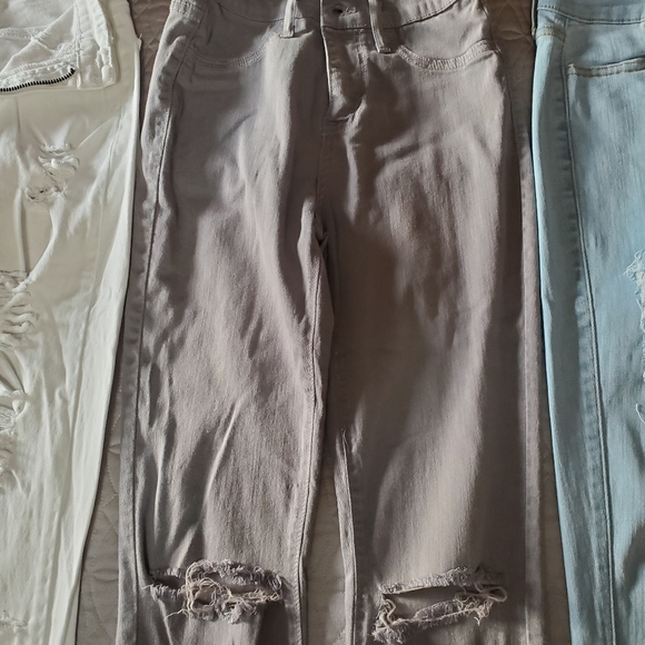 3 pairs of jeans, white, light blue wash and taupe:  size 25 - Picture 4 of 7